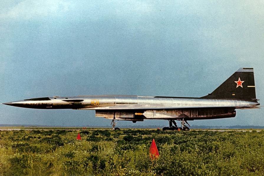 Сверхзвуковой разведывательно-ударный самолет Т-4 № 1 на аэродроме ЛИИ – 70-е годы 