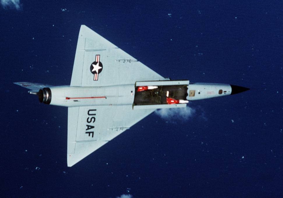 Американский всепогодный перехватчик Конвер F-10A «Дельта Датр». Как и многие подобные машины пятидесятых-шестидесятых годов, он имел только ракетное вооружение и должен был выйти на противника по командам наземной системы, затем обнаружить и опознать его уже самостоятельно, пользуясь бортовыми радиолокационными средствами