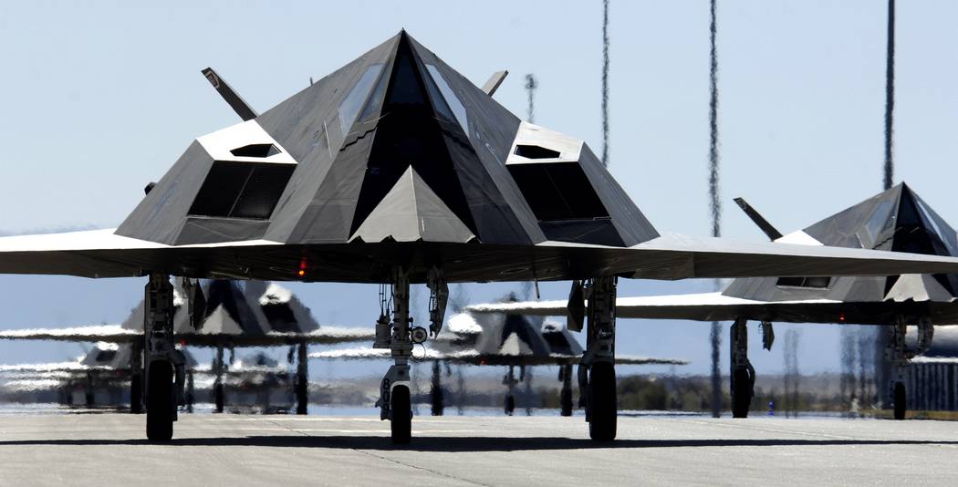 На рубеже 90-х гг. на вооружении ВВС США появились самолеты Лохкид F-117A «Найт Хок», радиолокационная заметность которых существенно меньше, чем у обычных. Но вскоре Америка утратила монополию на «технологию стелс» и проблема радиолокационного опознавания таких целей появилась и у нее