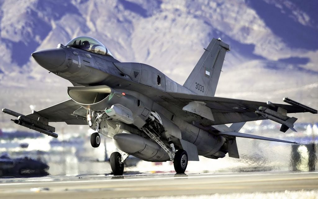 Созданная уже под эгидой концерна «Локхид-Мартин» модификация F-16E самого массового тактического истребителя НАТО Дженерал Дэйнемикс «Файтинг Фалкон» (F-16 Block 60) получила не только накладные баки, но и оптико-электронную обзорно-прицельную систему.