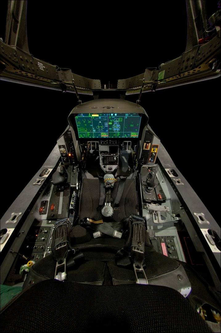 Кабина пилота истребителя F-35 «Лайтнинг» II с единым многофункциональным сенсорным жидкокристаллическим индикатором вместо приборной доски