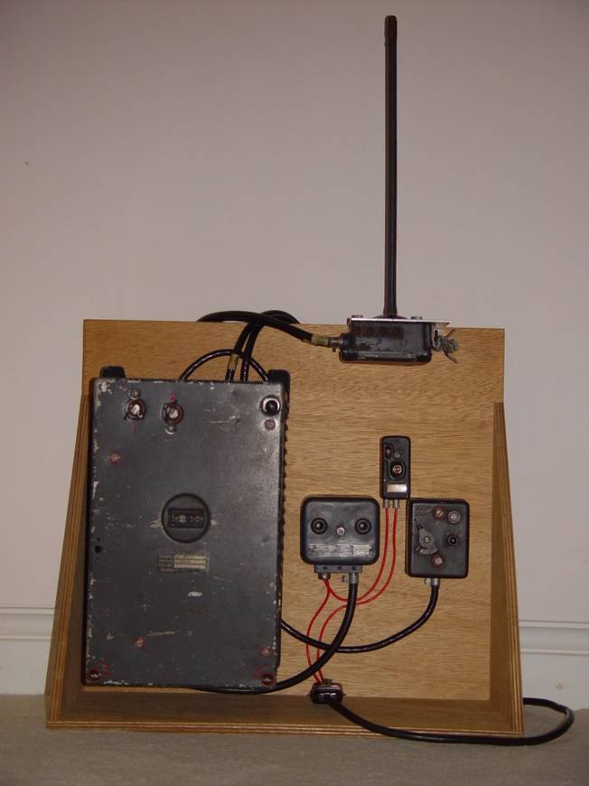 Комплект блоков самолетного оборудования радиолокационного ответчика «свой-чужой» FuG 25, смонтированный на стенде