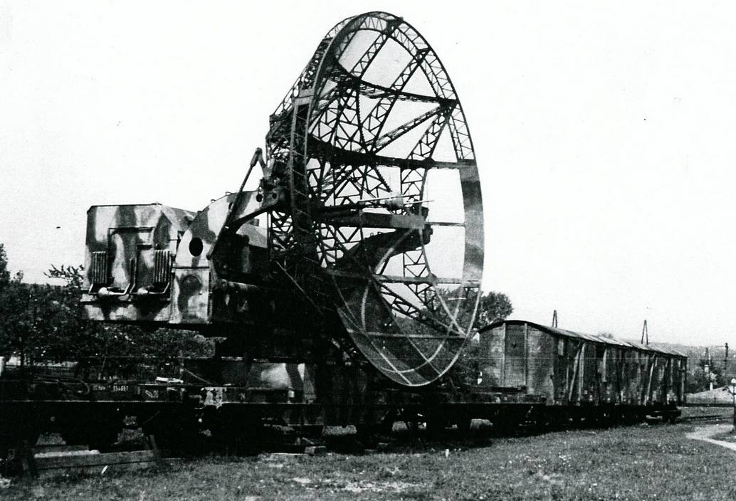Радиолокатор FuMG 65Е «Вюрцбург Рейсе», развернутый на железнодорожном составе