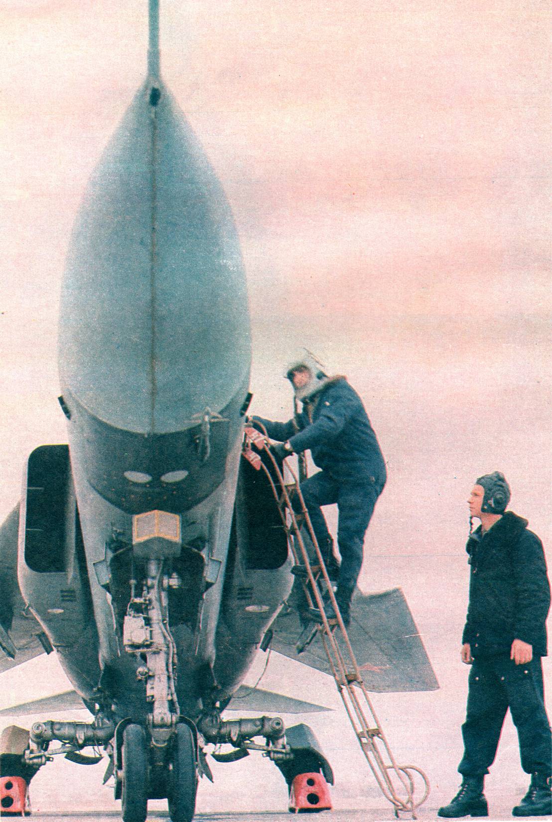 Советские истребители МиГ-23 уже в 70-е гг. были оснащены теплопеленгатором (его объектив установлен под «граненым» обтекателем перед нишей носовой стойки шасси)