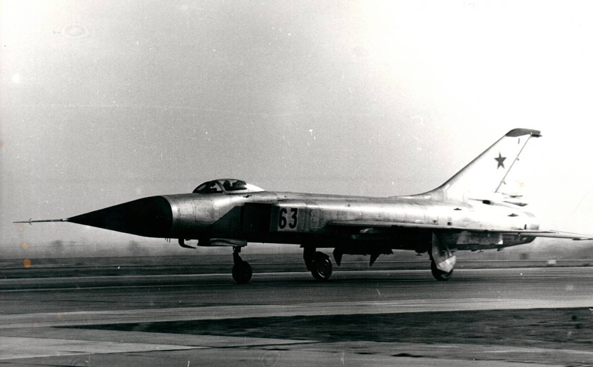 Всепогодный перехватчик Су-15 рулит по полосе аэродрома Насосная – Азербайджан, ориентировочно 1979 г.
