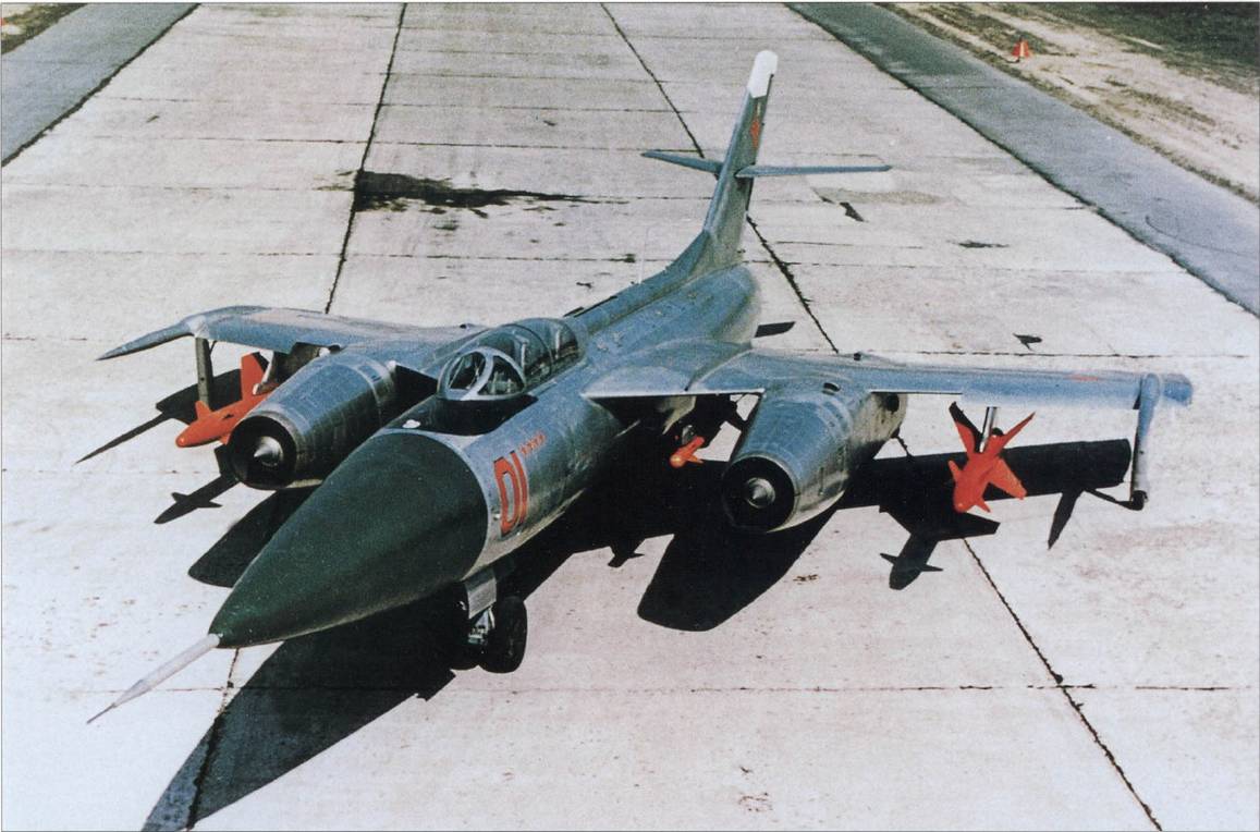 Всепогодный перехватчик Як-28П имел только ракетное вооружение (на фото он несет ракеты средней дальности Р-98Р/Т и малой Р-3с) и единственным способом опознавания противника для него была система «свой-чужой»
