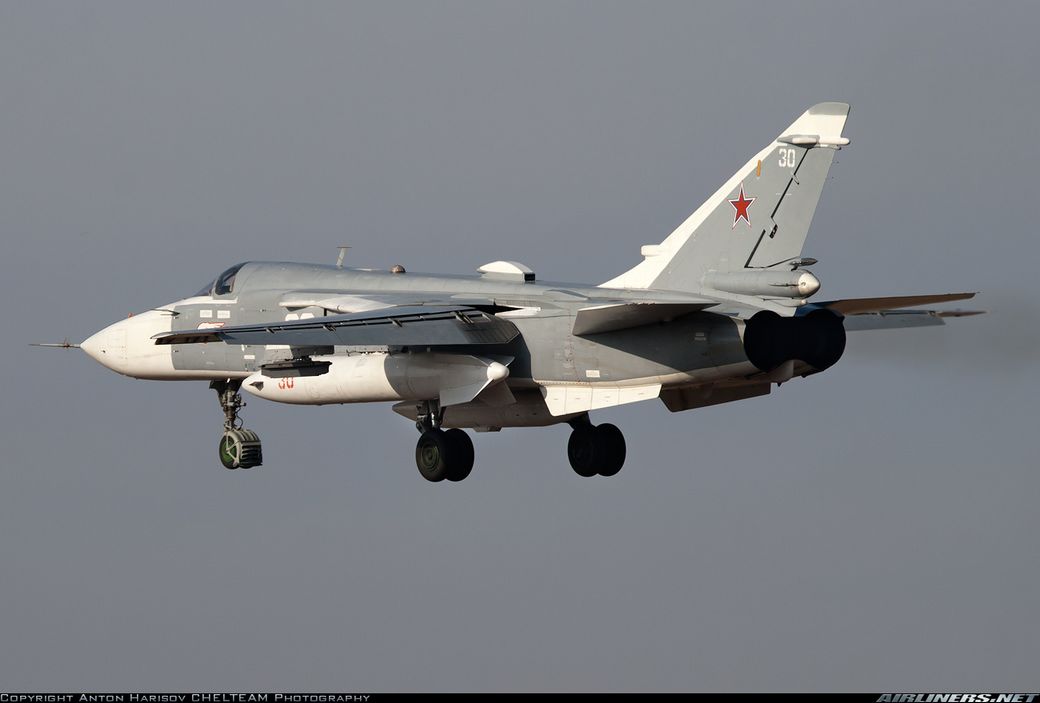 Самолеты Су-24МР постройки 80-х гг. пока остаются основными фронтовыми разведчиками ВКС России, но вскоре и они будут заменены новыми самолетами Су-34 с соответствующей аппаратурой
