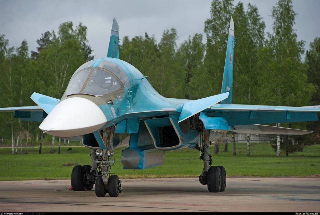 Новейший российский фронтовой бомбардировщик Су-34 с подвесной станцией радиотехнической разведки «Сыч» (УКР-РТ)