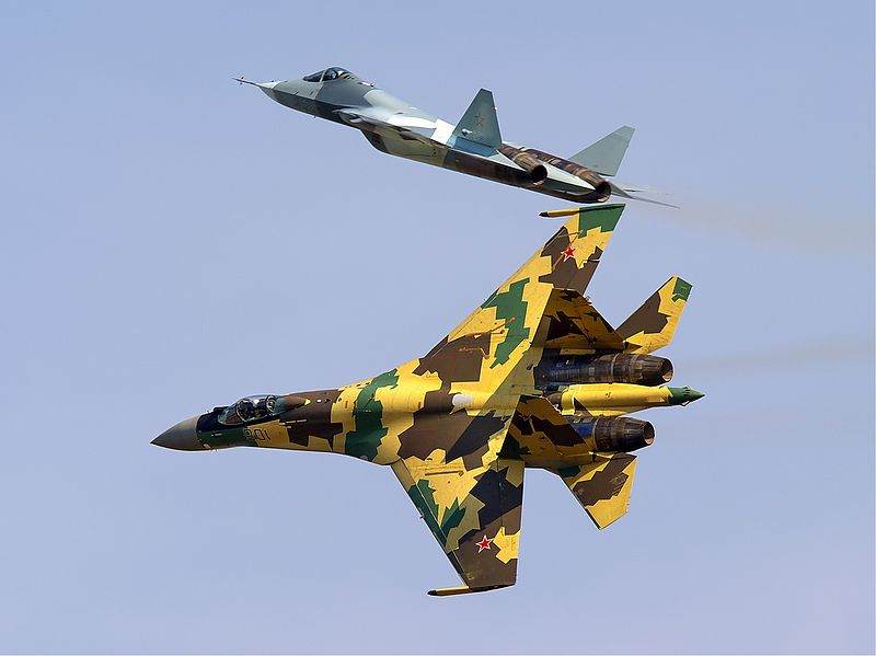 Российские Су-35 (внизу) и ПАК ФА (вверху) — истребитель пятого поколения в полёте