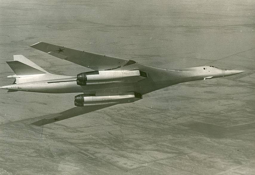 Сверхзвуковой стратегический ракетоносец Ту-160 справедливо называют «Белым лебедем» – в полете он действительно так же красив, как эта птица
