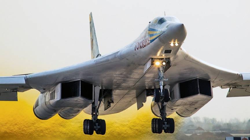 Взлетает Ту-160 серийный № 7-05, названный в честь Главкома Авиации Дальнего Действия времен Отечественной войны «Александр Голованов» (борт 05, RF-94104)