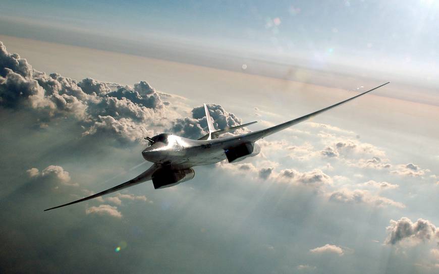 Межконтинентальный ракетоносец Ту-160 отходит от самолета-заправщика после дозаправки