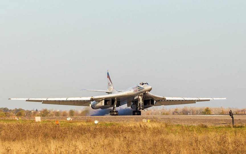 Российский Ту-160 взлетает с авиабазы Энгельс