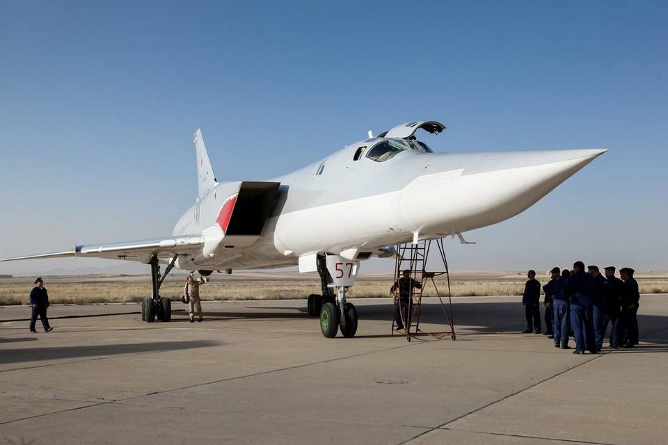 Самолет Ту-22М3 с «акульей пастью» на базе Хамадан в Иране – 15 августа 2016 г. Эта машина была передана в состав ВКС РФ из морской авиации России