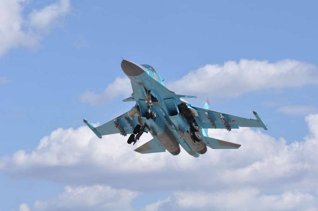 Российский фронтовой бомбардировщик Су-34 совершает посадку иранской авиабазе Хамадан после удара по террористам в Сирии. Под крылом – уже пустые многозамковые балочные держатели, используемые для подвески максимального количества бомб