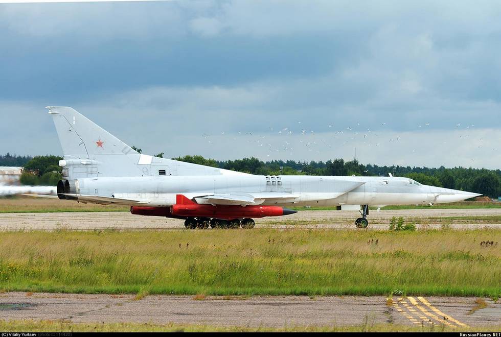 Самолет Ту-22М3М с новыми крылатыми ракетами Х-32 в Раменском – июль 2013 г.