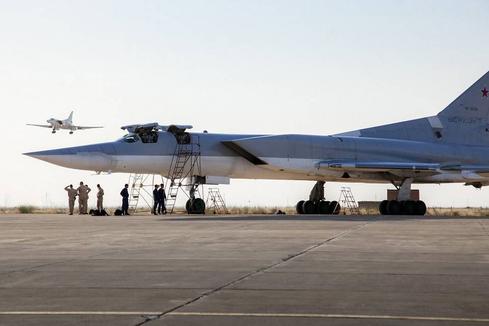 Дальние бомбардировщики Ту-22М3 Воздушно-космических сил России готовятся к очередному удару по террористам в Сирии на базе Хамадан в Иране – 15 августа 2016 г.