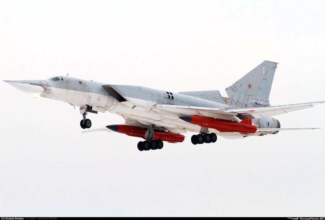 Опытный носитель Ту-22М3М с новыми крылатыми ракетами Х-32 и отметками об их семи успешных пусках