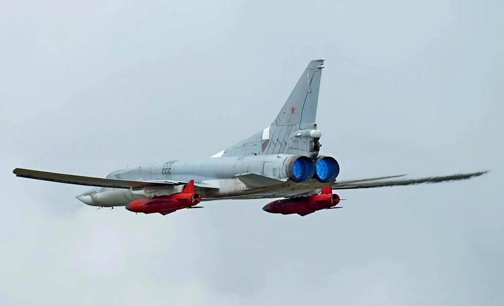 Самолет Ту-22М3М в полете с двумя ракетами Х-32
