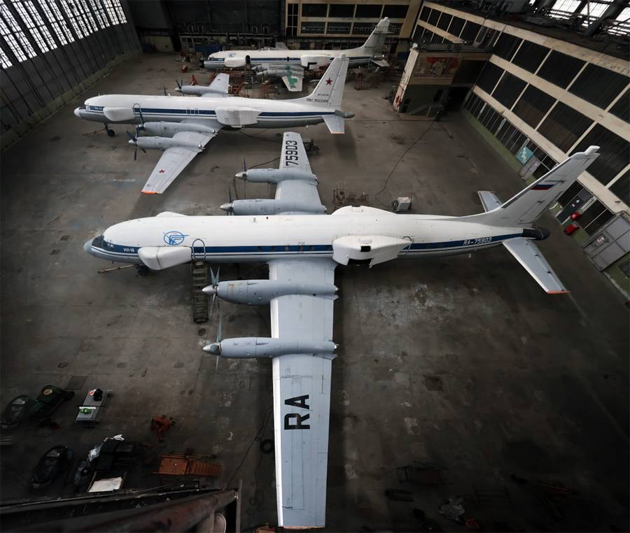 Все три Ил-22ПП «Порубщик» в цехе ЭМЗ им. Мясищева. На первом плане опытный борт RA-75903