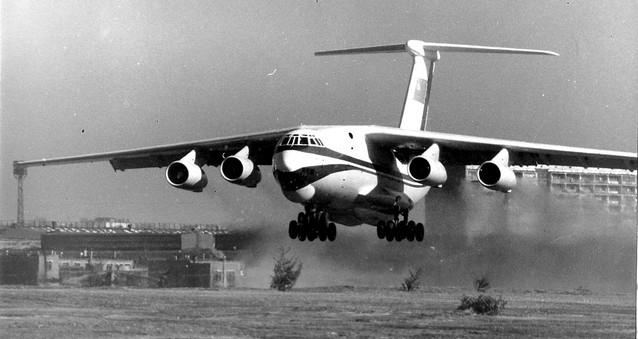 Первый опытный транспортный самолет Ил-76 выполняет первый полет ¬– 25 марта 1971 г