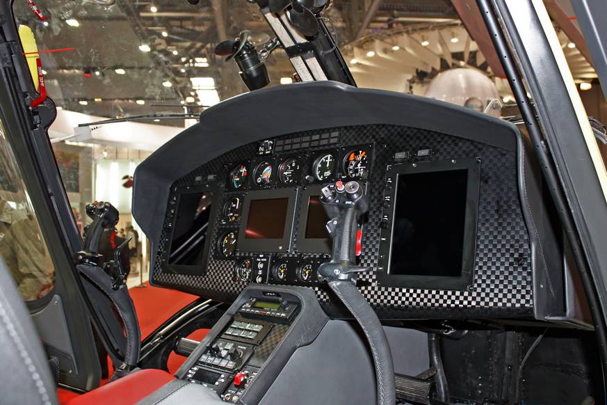 Кабина экипажа вертолета Ка 226Т оснащена современным пилотажно-навигационным и связным оборудованием, с которым можно летать над морем, в том числе и в Заполярье