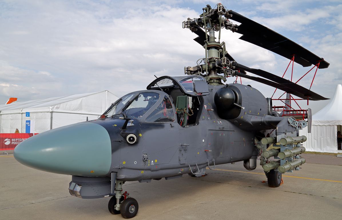Морской боевой вертолет Камов Ка-52К может работать как с обычных аэродромов, так и с борта кораблей, в т.ч. десантных типа «Мистраль»