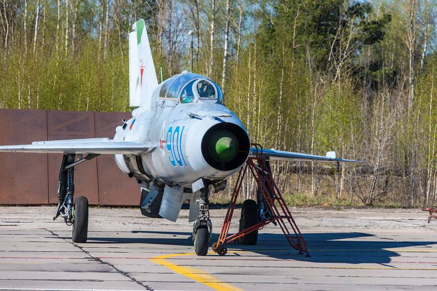 Разоруженные «спарки» МиГ-21УС в 2013 году еще использовались на Нижегородском авиазаводе «Сокол» как цели для проведения приемо-сдаточных испытаний бортового вооружения самолетов основной продукции