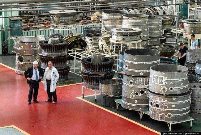 Узлы двигателей НК-32 и НК-25 в цехе серийного завода ПАО «Кузнецов»