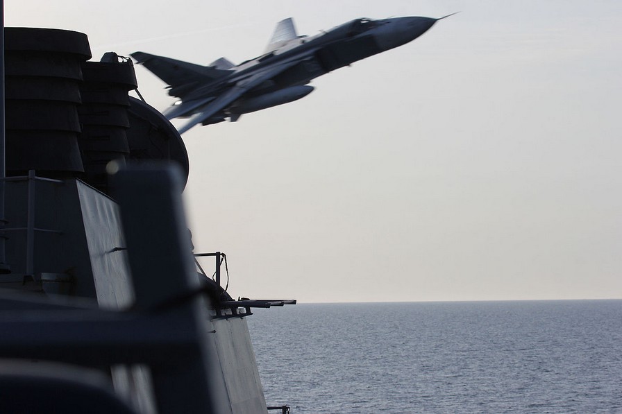 Самолёты Су-24М ВКС РФ в Сирии выполняют облет американского эсминца «Дональд Кук» (DDG-75) 12 апреля 2016 г