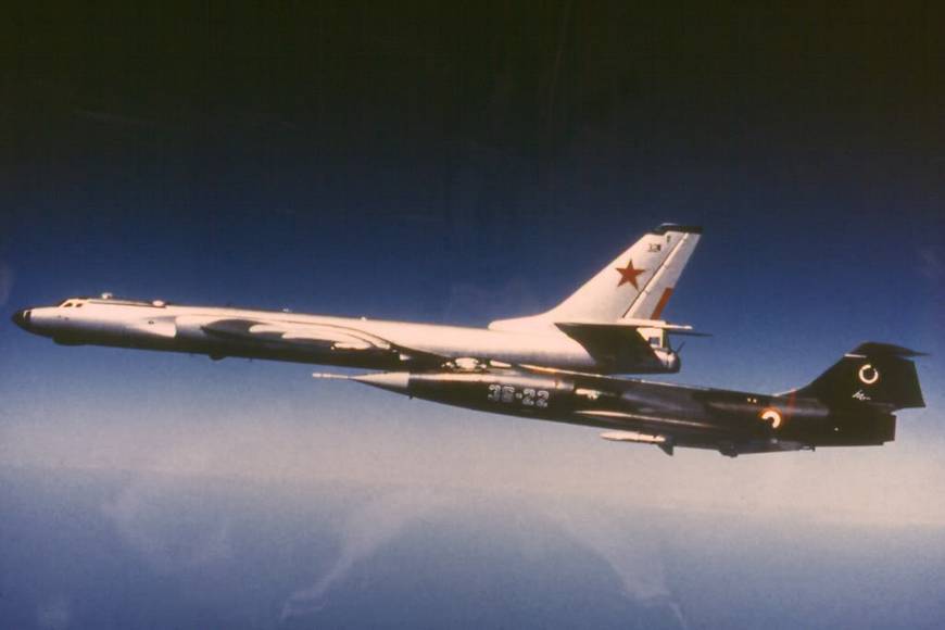 «Горячее небо холодной войны»: взлетевший с аэродрома в Египте советский дальний разведчик Ту-16 в сопровождении F-104S ВВС Италии у берегов Западной Европы