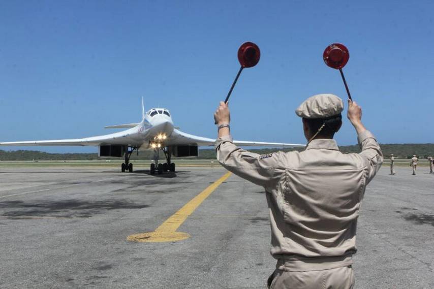 Самолет Ту-160 заруливает на стоянку на авиабазе Либертадор в Венесуэле. С этого аэродрома два российских ракетоносца облетели весь регион и побывали в столице Никарагуа