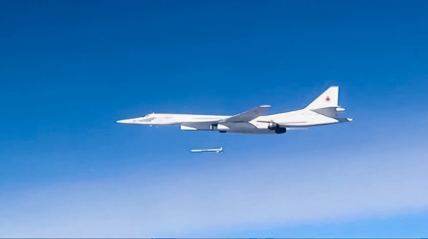 Российский межконтинентальный ракетоносец Ту-160М выполняет пуск неядерных крылатых ракет Х-101 по базам боевиков в Сирии 17 ноября 2015 г.