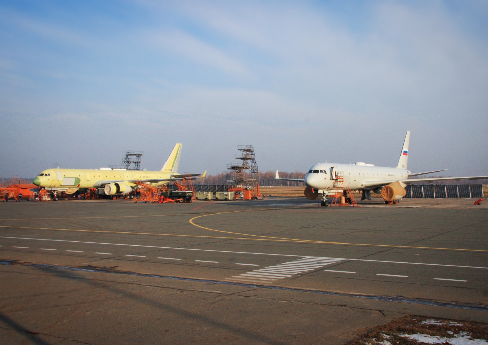 Первый и второй самолеты комплексной разведки Ту-214Р – борта RF-64511 (на переднем плане) и RF-64511 (неокрашенная машина)
