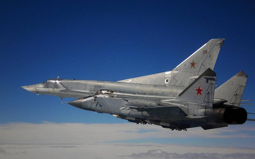 Истребитель-перехватчик МиГ-31 сопровождает дальний бомбардировщик Ту-22М3. Использование передовых авиабаз позволит ВКС России сопровождать свои ударные самолеты истребителями на всем их маршруте у берегов стран НАТО 