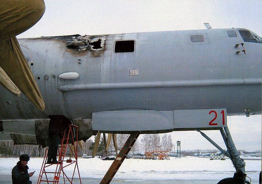 Межконтинентальный ракетоносец Ту-95МС борт 21 (самолет с надписью на борту «Самара»?), пострадавший во время пожара на борту 8 июня 2015 г.
