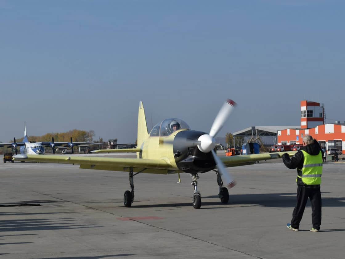 Первый опытный образец нового учебного самолета Як-152 выполняет свой первый полет с аэродрома Иркутского авиазавода – 29 сентября 2016 г.