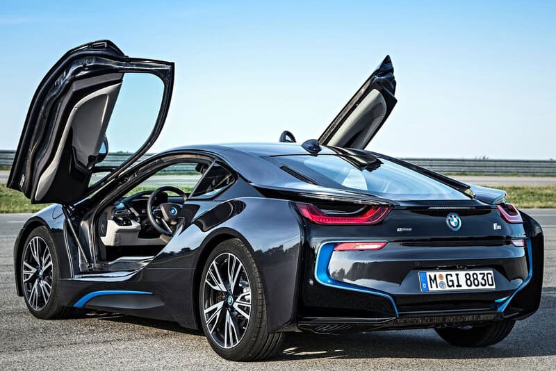 Суперкар BMW i8, автосалон, электричество, батарея,  скорость, мощность