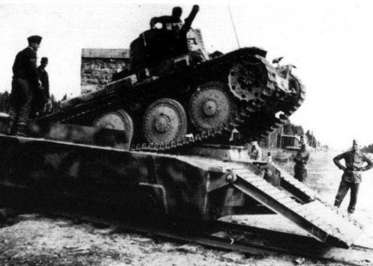 платформа, немецкий бронепоезд ВР42, танк Praha 38, Panzertragerwagen