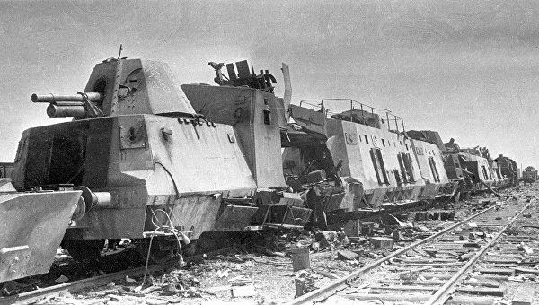 немецкий бронепоезд ВР42,уничтоженный
