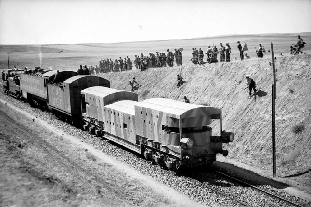пулеметный вагон,  испанский бронепоезд, железнодорожная платформа