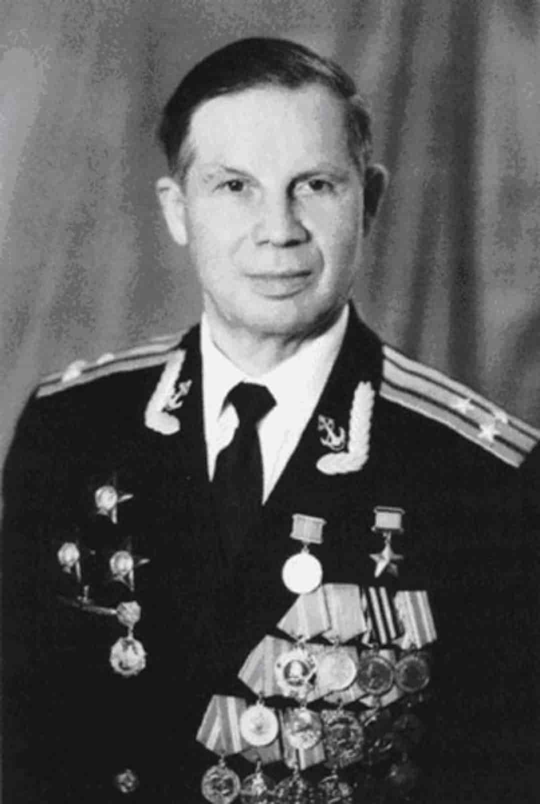 Гуляев Иван Иванович (1922—1998), на фото в звании капитана 1 ранга