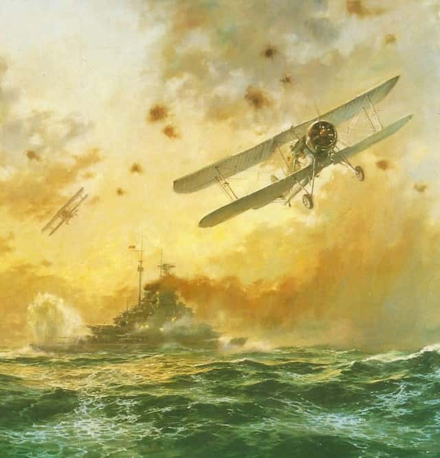 Атака «Бисмарка» самолетами с «Арк Ройял» – торпеда попала в корму.
