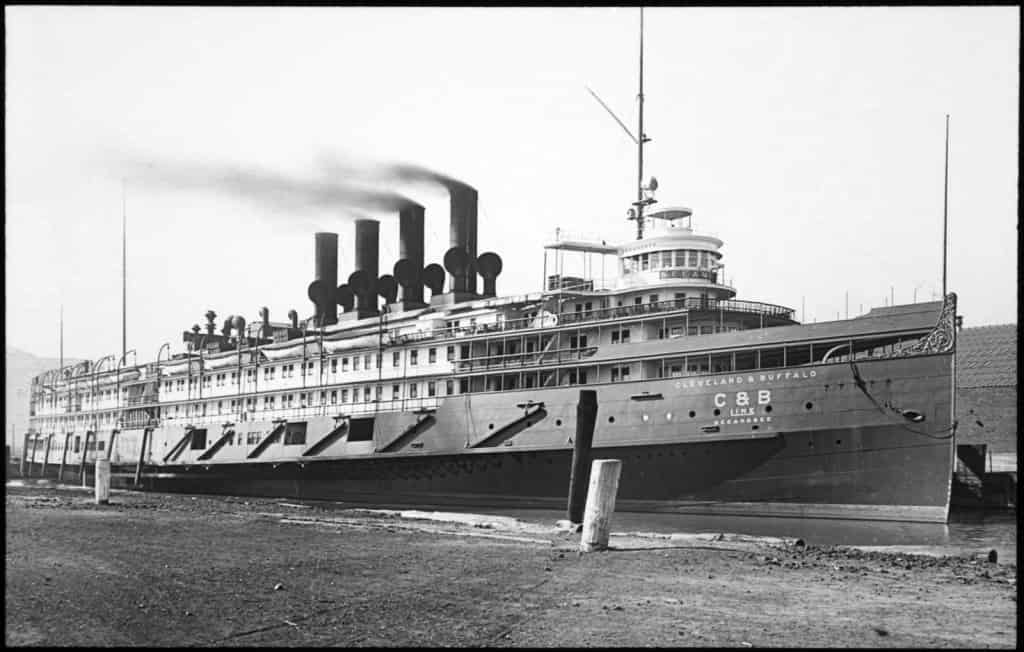 Пароход «Seeandbee» из-за четырех труб называли «Титаником», хотя он был колесным