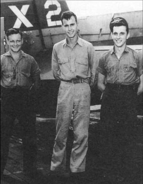 Дж. Буш (в центре) на палубе USS «Sable», фото 1944 г.