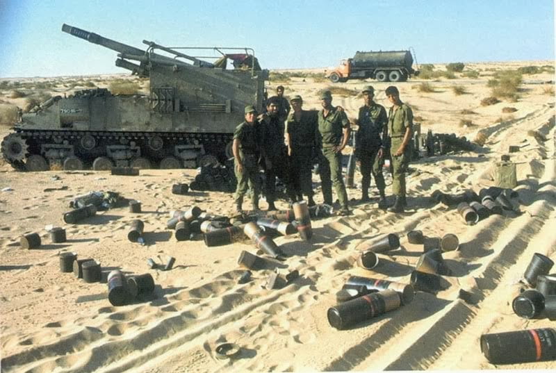 солдаты, на фоне танка, фотохроника войны