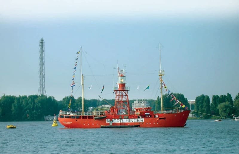 Как придать устойчивости плавучему маяку? Дерзкая идея капитана Муди и классическая корабельная схема