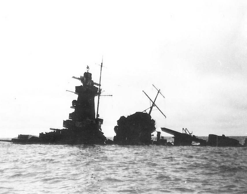 «Адмирал граф Шпее», взорванный и затопленный экипажем     