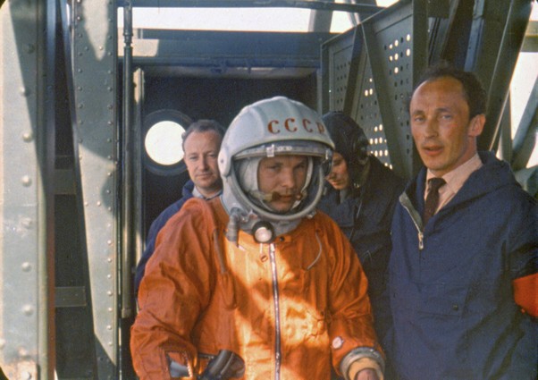 Космонавт №1 Юрий Алексеевич Гагарин перед входом в кабину  космического корабля Восток-1