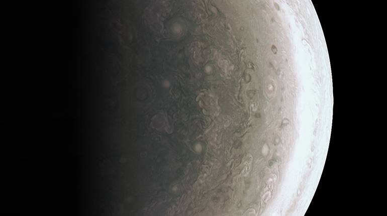 Южный полюс Юпитера, сфотографированный «Юноной» 27 августа 2016 года